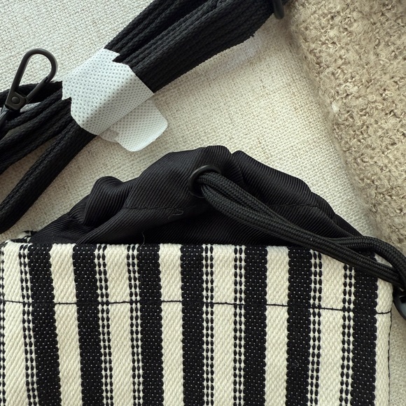 Beis Water Bottle Crossbody - Picture 8 of 9